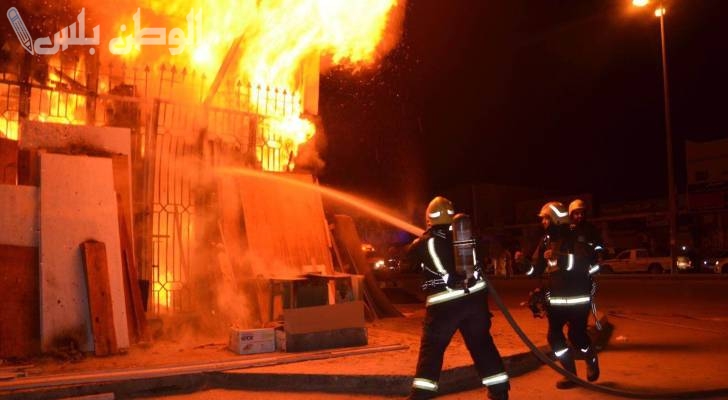 حريق ضخم يندلع في أحد المنازل بالعاصمة عمان ورجال الدفاع المدني يتدخلون للسيطرة عليه بسرعة