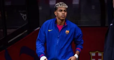 مدافع ريال مدريد مُهاجماً لامين يامال بعد الكلاسيكو: كثير الكلام