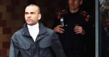 من الملاعب إلى المنبر.. داني ألفيس يعتنق الوعظ بعد تبرئته