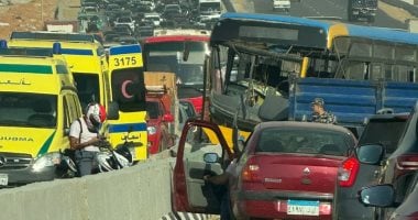 رفع أتوبيس النقل العام بعد اصطدامه بحاجز خرسانى على الطريق السياحى.. فيديو