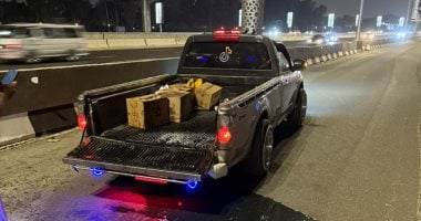 السيطرة على حريق سيارة محملة بكراتين زيت بالطريق الدائرى.. صور