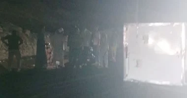 إصابة سائق في انقلاب سيارة نقل على الطريق الصحراوي الغربي بقنا