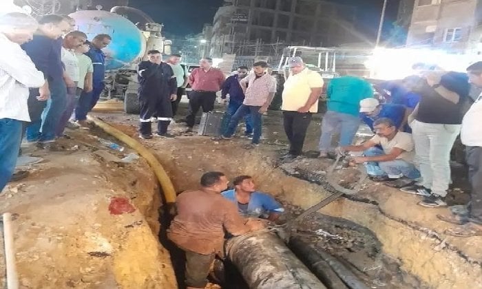 إصلاح كسر مُفاجئ بخط مياه الشرب الرئيسي في منيا القمح وإعادة الخدمة للأهالي