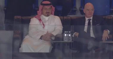 إنفانتينو يتابع قمة النصر ضد الاتحاد بكأس الملك من المدرجات.. فيديو