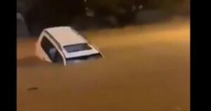 انتشال سيارة ملاكي سقطت في مياه الرياح بطريق بنها