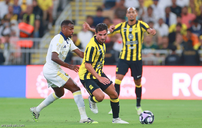 الموقعة الثالثة.. اتحاد متجدد يتحدى النصر
                                                2025.10.28 | 12:58 pm
                                                يواجه فريق النصر الأول لكرة القدم، مساء الثلاثاء في الرياض، نسخة من الاتحاد تختلف قليلًا عن تلك التي هزمها مرتين الموسم الجاري. وتسببت الهزيمة الثانية، قبل شهر، في إطاحة الاتحاد بالمدرب الفرنسي لوران بلان، على الرغم من  ...