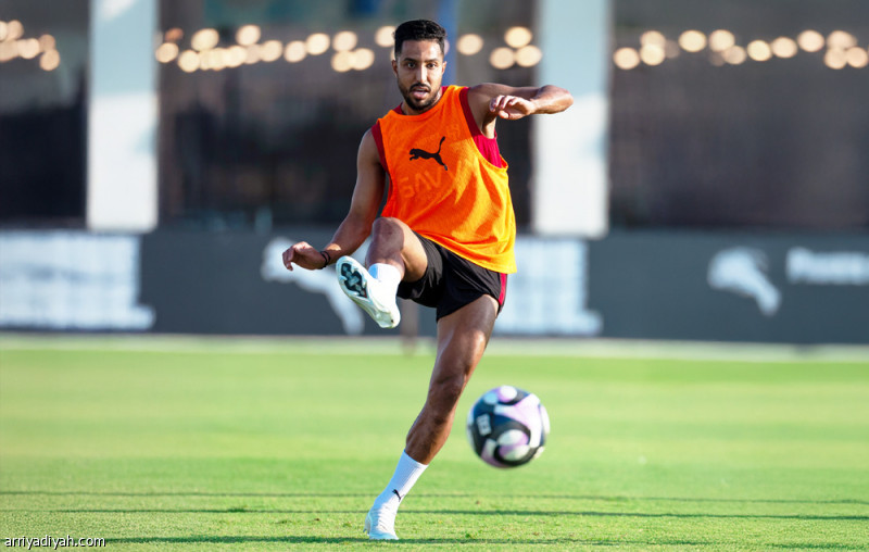 الهلال يستعيد سالم.. وكانسيلو يظهر أمام الغرافة
                                                2025.10.29 | 07:57 pm
                                                ارتفعت حظوظ مشاركة سالم الدوسري، قائد فريق الهلال الأول لكرة القدم، أمام الشباب، الجمعة، في سابع جولات دوري روشن السعودي بعد اكتمال جاهزيته البدنية والفنية، وفق مصادر خاصة بـ«الرياضية».
والتحق سالم بالتدريبات  ...