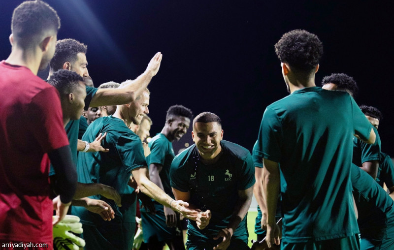 اتفاق 21 يجهز كوستا لموقعة النصر
                                                2025.10.27 | 10:58 pm
                                                انتظم البرتغالي جواو كوستا، لاعب فريق الاتفاق الأول لكرة القدم، في التدريبات الجماعية، الإثنين، بعد تماثله للشفاء من إصابة قطع في الرباط الصليبي تعرض لها أبريل الماضي أمام الخليج.
وقرر الجهاز الفني بقيادة سعد الشهري  ...