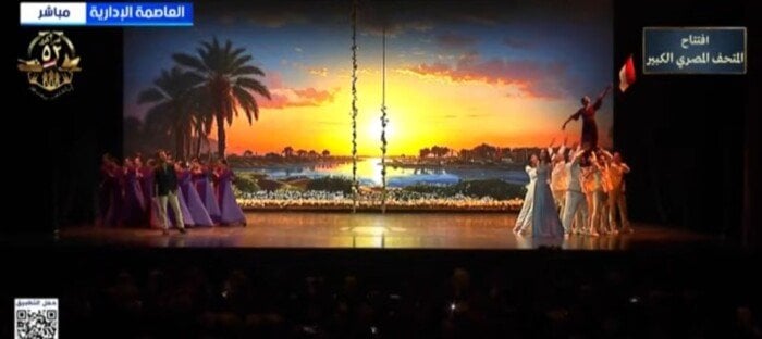 الرئيس السيسي يشهد عرضًا غنائيًا لآمال ماهر وحمزة نمرة في احتفالية وطن السلام
