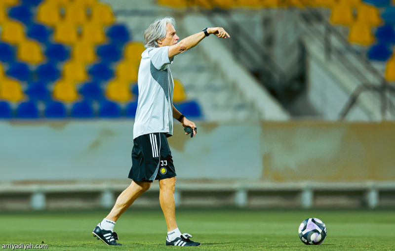 أمام الفيحاء.. العمري والغنام يعوّضان سيماكان ويحيى
                                                2025.10.31 | 09:12 pm
                                                يعتزم البرتغالي جورجي جيسوس، مدرب فريق النصر الأول لكرة القدم، إشراك المدافع عبد الإله العمري أساسيًّا، السبت، أمام الفيحاء لتعويض الفرنسي محمد سيماكان، حسبما أفادت مصادرُ خاصَّةٌ بـ «الرياضية».
ويغيب سيماكان وأيمن  ...