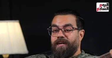 الفنان علي رؤوف يغادر مجمع السويس الطبي بعد تعرضه لحادث مرورى