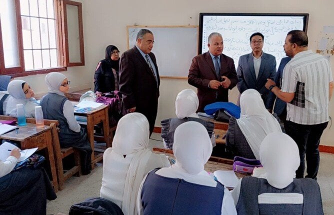 الفيوم تُشجّع على الابتكار.. وكيل الوزارة يُشيد بتميز الطالبات في منصة "Qureo" ويطالب بتفعيل التكنولوجيا