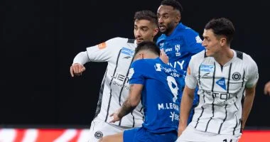 الهلال يفوز على الشباب بهدف ليوناردو ويواصل ملاحقة النصر في الهلال يحسم قمة الشباب بهدف ليوناردو ويواصل مطاردة النصر.. فيديو
