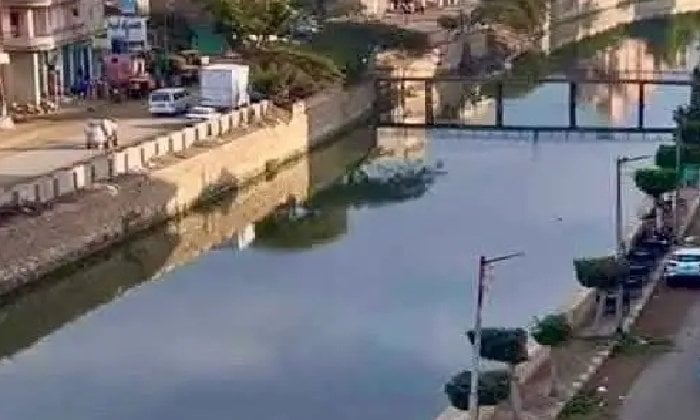 انتشال جثة شاب لقى مصرعه غرقاً بمياه بحر مويس بالشرقية