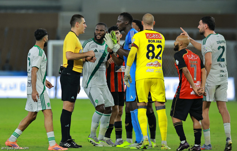 ريشة: الحكم حرم الأهلي من جزائيتين.. وأفسد المباراة بكثرة الأخطاء
                                                2025.10.31 | 12:16 am
                                                انتقد المصري محمد كمال ريشة، محلل «الرياضية» التحكيمي، إدارة السلوفيني رادي أوبرينوفيتش، حكم الساحة، لمباراة فريق الأهلي الأول لكرة القدم والرياض، الخميس، ووصفها بأنها كانت «مهزوزة وضعيفة وحافلة بالأخطاء التي ظلمت  ...