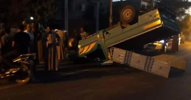 إصابة شخصين انقلبت بهما سيارة بعد اصطدامها بشجرة فى كفر شكر