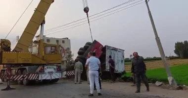 انقلاب سيارة نقل على طريق طنطا إسكندرية بالغربية