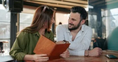 برج الدلو عقلانى والقوس بيعتبرها خبرة.. 6 أبراج بتحول علاقتها بالإكس لصداقة