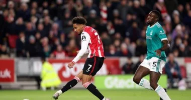 برينتفورد ضد ليفربول.. تأخر انطلاق الشوط الثاني بعد إصابة الحكم