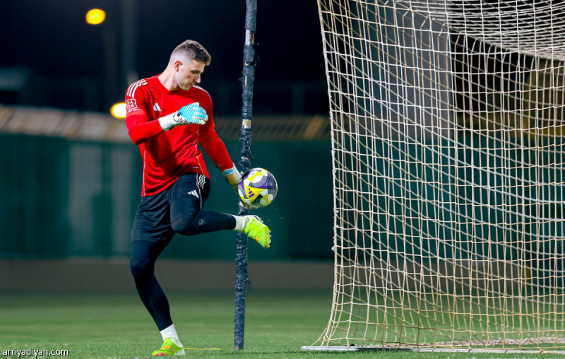 بينتو يواصل الحضور في الكلاسيكو.. وبروزوفيتش بديلا
                                                2025.10.28 | 08:18 pm
                                                يبدأ البرازيلي بينتو ماتيوس، حارس مرمى فريق النصر الأول لكرة القدم، مباراة الكلاسيكو أمام الاتحاد، الثلاثاء، ضمن منافسات ثمن نهائي كأس الملك، على حساب زميله نواف العقيدي، الذي يجلس على مقاعد البدلاء.
وحافظ بينتو على  ...