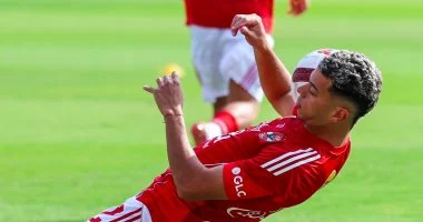 طبيب الأهلي: تحسن حالة إمام عاشور واللاعب يجري تحليلا طبيا جديدا