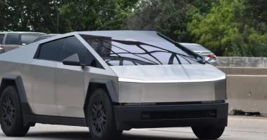 تسلا تعلن عن استدعاء آلاف من سيارات Cybertrucks بسبب مشكلة تسلا تستدعى آلاف من سيارات Cybertrucks بعد استمرار سقوط المصابيح الأمامية