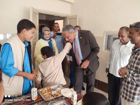 سكرتير عام مطروح يتفقد مدارس التربية الفكرية والأمل للصم وضعاف السمع