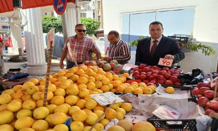 مدير تموين الإسكندرية يتفقد سوق اليوم الواحد بحي المنتزه