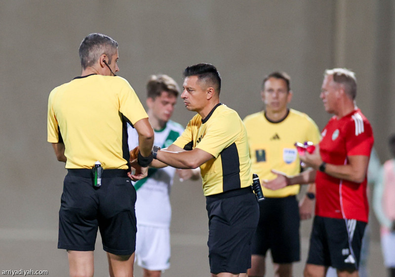 سماعة الحكم توقفت
                                                2025.10.28 | 12:10 am
                                                تعطَّلت سمَّاعات الروماني رادو بيتريسكو، حكم الساحة، خلال الشوط الثاني من مباراة فريق الأهلي الأول لكرة القدم ومضيفه الباطن، التي قادها مساء الإثنين في حفر الباطن، وانتهت بفوز الضيوف 3ـ0 ضمن ثُمن نهائي كأس خادم الحرمين  ...