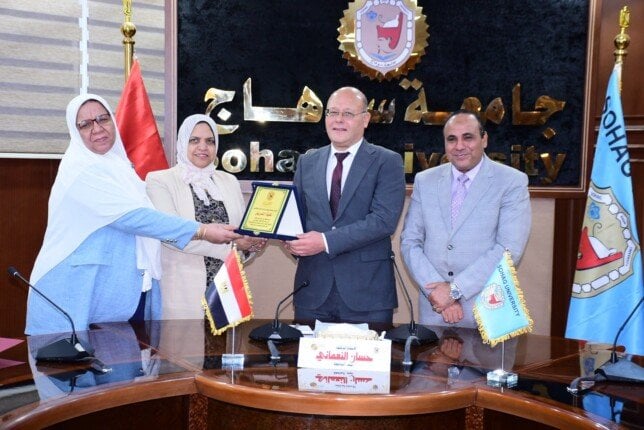 جامعة سوهاج تحتفي بروّاد التنمية ولجنة «العلوم» تحقق الفوز بمسابقة جامعة سوهاج تُكرم روّاد التنمية.. .«العلوم» تحصد المركز الأول في مسابقة خدمة المجتمع والبيئة