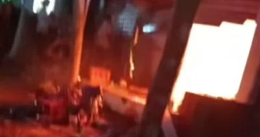 اندلاع حريق بمحل تجارى فى قرية الشوبك الغربى بالبدرشين.. صور