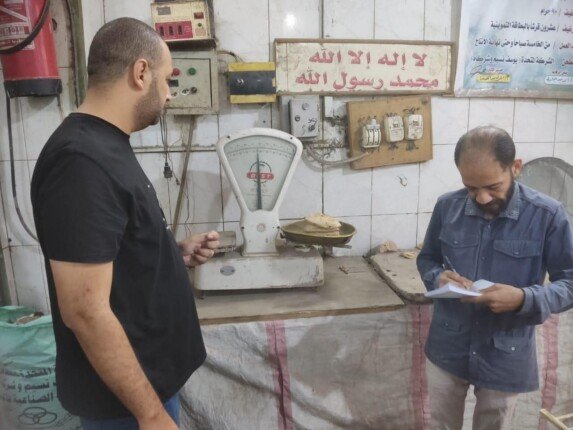 خبز ناقص الوزن وسلع فاسدة.. ضبط 300 مخالفة متنوعة في حملات تموينية بالمنيا