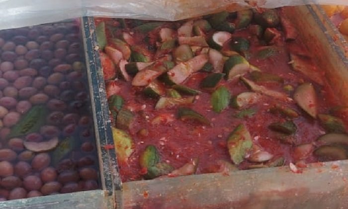 حملة تموينية تكشف عن مصادرة طن ونصف مخللات مجهولة المصدر مصادرة طن ونصف مخللات مجهولة المصدر في حملة تموينية بالبحيرة