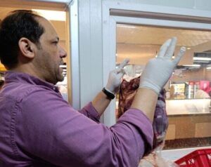 200 كجم لحوم فاسدة.. حملة مكبرة تضبط «هايبر شهير» ببورفؤاد