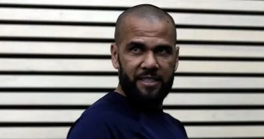 داني ألفيس يقوم بدور الواعظ في إحدى الكنائس بإسبانيا.. فيديو