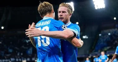 دي بروين يسجل في تقدم نابولي ضد الإنتر في شوط أول ويغادر للإصابة.. فيديو