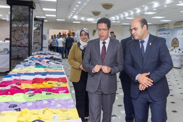 رئيس جامعة بنها يفتتح معرض «دكان الفرحة» للملابس الجديدة