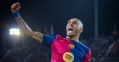 رافينيا يساند برشلونة ضد الريال من مدرجات البرنابيو