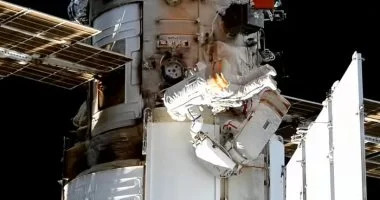 رواد فضاء روس يجرون تجارب علمية وصيانة على متن محطة الفضاء الدولية