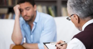 زوجة تطلب الطلاق بعد 6 سنوات من الإهمال المستمر وكآبة كآبته كلفته بيتًا كاملًا.. زوجة تطلب الطلاق بعد 6 سنوات من الإهمال والعزلة