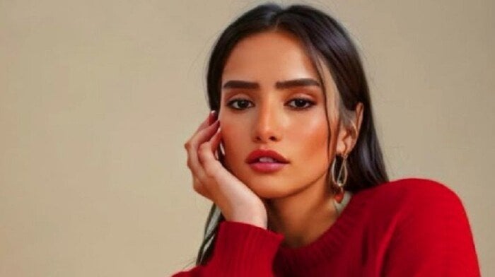 «شرخ بالركبة».. زينة تكشف عن تعرضها للإصابة أثناء تصوير «ورد وشوكولاتة»