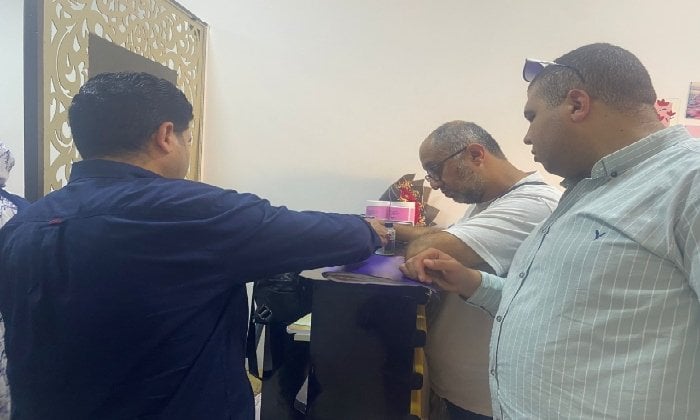 ضبط منتحل صفة طبيب وغلق 3 مراكز علاج طبيعي وتجميل بدون ترخيص في الفيوم