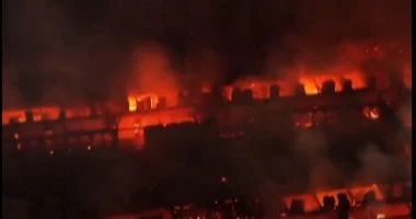 السيطرة على حريق بمخلفات على جانب طريق بقنا