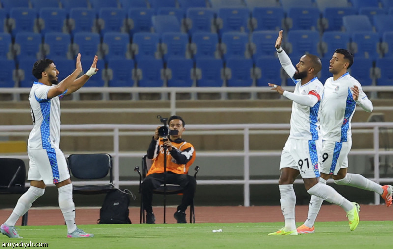 انتفاضة نيوم تسقط الخلود
                                                2025.10.30 | 10:54 pm
                                                استطاع فريق نيوم الأول لكرة القدم قلب تأخره إلى انتصارٍ، للمرة الأولى في دوري روشن السعودي، مُسقطًا مضيّفه الخلود 3ـ2، الخميس، لحساب الجولة السابعة، على ملعب مدينة الملك عبد الله الرياضية في بريدة.
وتقدَّم الخلود أولًا  ...