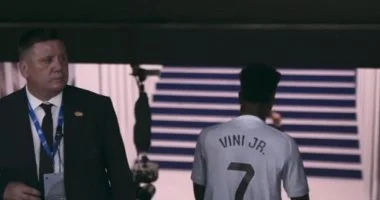 فينيسيوس جونيور يعترض على استبداله فى الكلاسيكو ويغادر الملعب.. فيديو