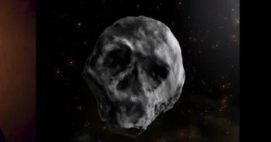 كويكب هالوين الغريب يقترب من الأرض بشكل مذهل في ذكرى زى النهاردة.. كويكب هالوين على شكل جمجمة يمر بالقرب من الأرض