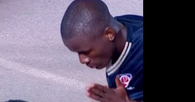 لقطة إنسانية بين لاعب بتروجت وأحد مشجعى الأهلي من ذوى الهمم.. فيديو