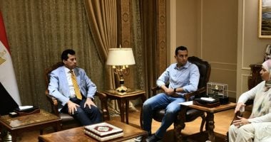 وزير الرياضة يلتقي البطل الأولمبي أحمد الجندي