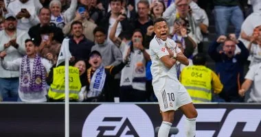 شوط مثير ينتهى بتقدم ريال مدريد ضد برشلونة 2-1 والفار يمنع هدفين.. فيديو وصور