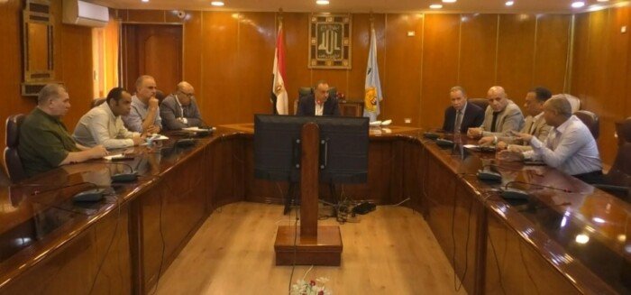 محافظ أسيوط يصرف مساعدات عاجلة ويدرس إنشاء مدرسة وتوفير خط نقل لأهالي 'صليبة العدر